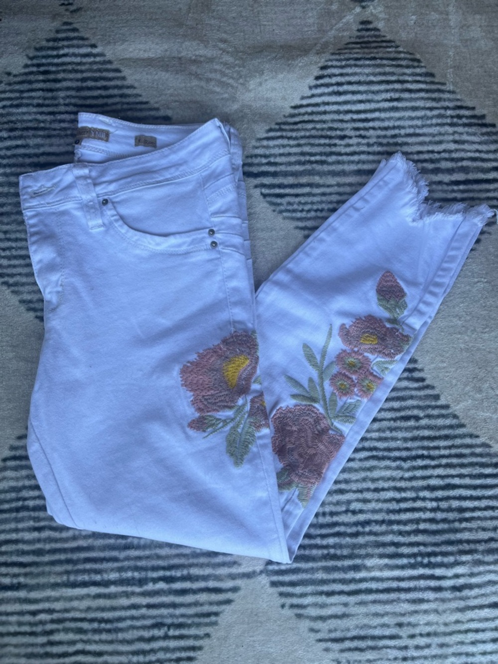 YMI WannaBettaButt White Floral Embroidered Skinny Jeans